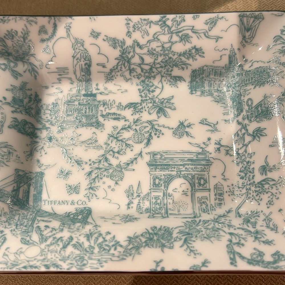 EXCLUSIVE TIFFANY & Co. NYC Flagship Toile Porcelain Trinket Tray - Picture 7 of 7